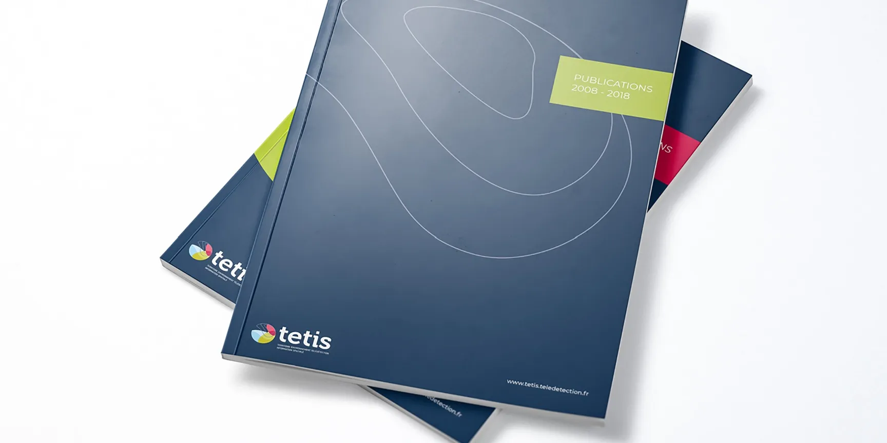 Pochette et documents Tetis bleu foncé avec accent vert, supports print corporate premium, design Cubedesigners