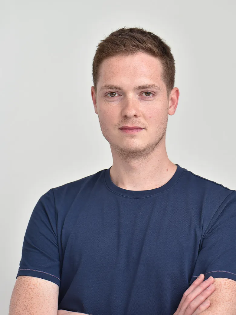 Portrait professionnel Ludovic, chef de projet agence Cubedesigners Paris, photo headshot fond clair neutre