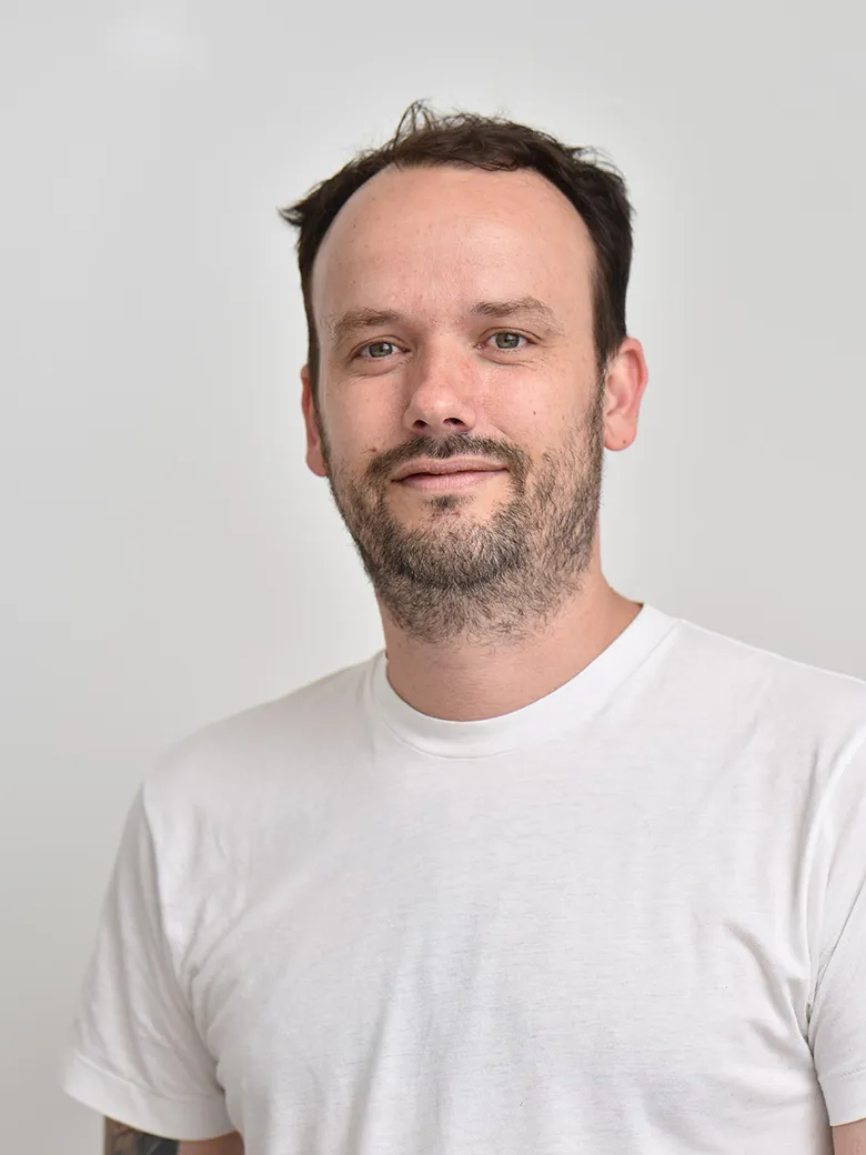 Portrait professionnel Matthieu, directeur associé agence Cubedesigners Paris, photo headshot fond clair neutre