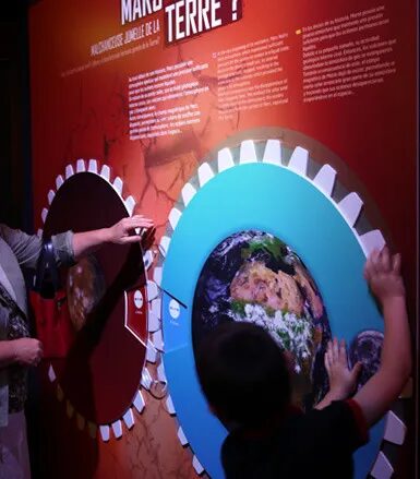 Interactive kiosk design Cité de l'Espace exhibition - comparison of Mars Earth twin planets visitor manipulation by cubedesigners