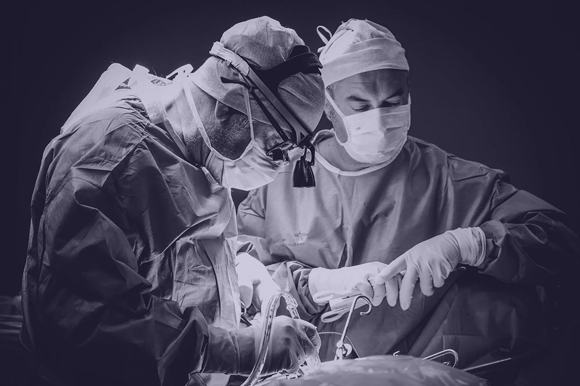 Bannière du CCV Montpellier Centre de chirurgie vertébrale montrant deux chirurgiens en bloc opératoire en pleine intervention