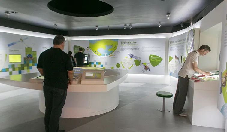 Scenography design room geolocation Cité de l'Espace - interactive museum space satellite visitor terminals by cubedesigners