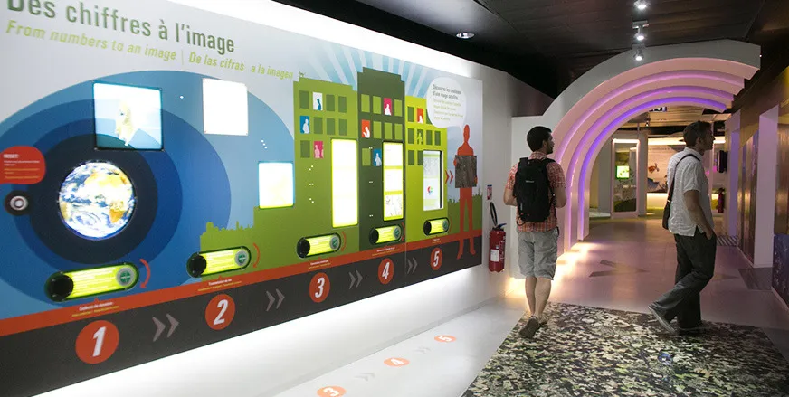 Design scenography exhibition Cité de l'Espace - interactive tour From numbers to image processing satellite data by cubedesigners