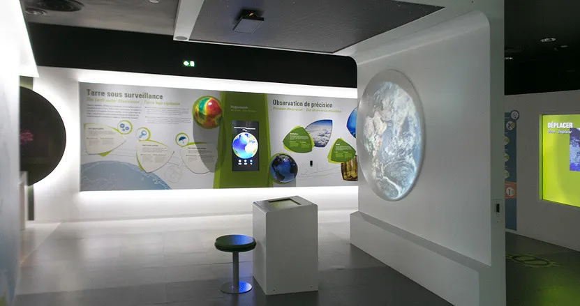 Design, scenography, exhibition Cité de l'Espace - Earth under surveillance room, observation, precision, satellites by cubedesigners