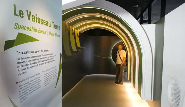 Design scenography exhibition Cité de l'Espace - The Spaceship Earth immersive tunnel satellites environment by cubedesigners