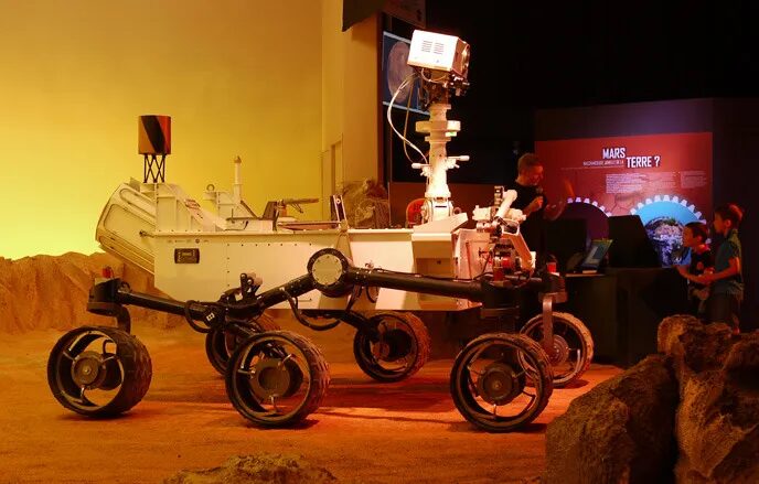 Design scenography exhibition Cité de l'Espace - Explorations Extrêmes model rover Mars Curiosity Martian soil by cubedesigners