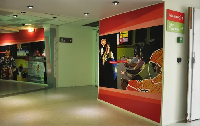 Mural scenography city of space in an exhibition space.
