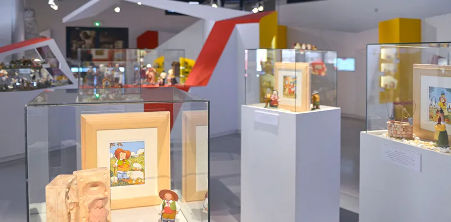 Design scenography museum Cité de l'art santonnier Aubagne - showcases collections santons ceramics provençales by cubedesigners