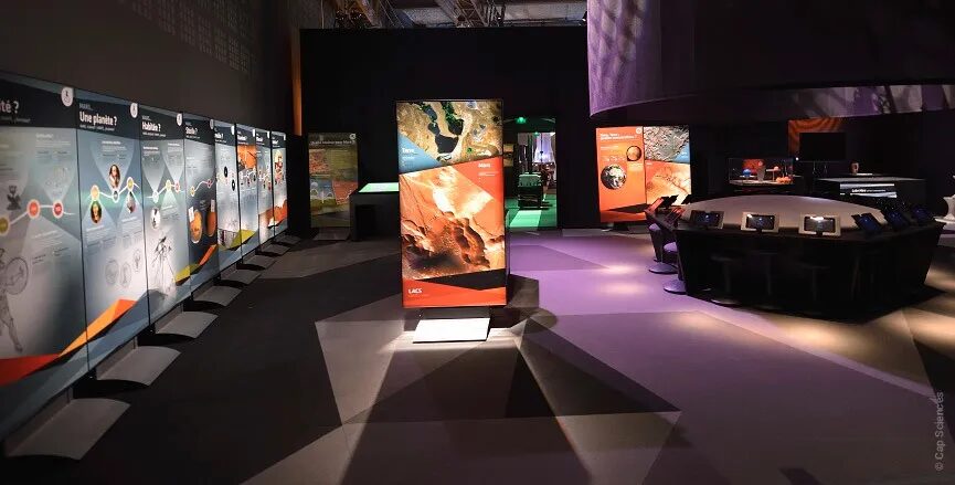 Design of scenography, Mars room, exhibition Cité de l'Espace - immersive tour, panels, satellite images, interactive terminals by cubedesigners