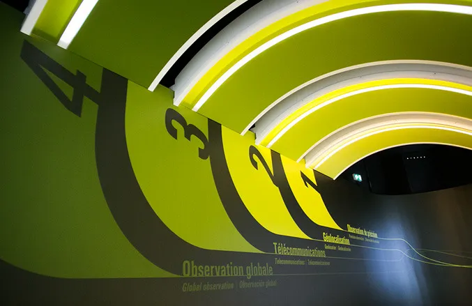 Immersive tunnel design Cité de l'Espace - signage, global observation, telecommunications, geolocation, satellites by cubedesigners